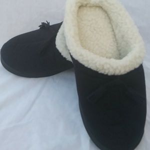 NEW DEARFOAMS SLIPPERS SIZE 7 BLACK NWOT